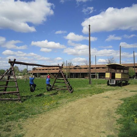Готель Nyirfaliget Lovaskemping Es Turistahaz Ньїредьгаза Екстер'єр фото