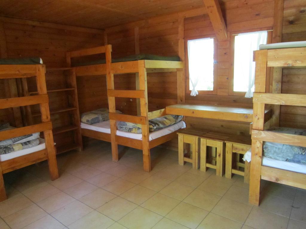 Готель Nyirfaliget Lovaskemping Es Turistahaz Ньїредьгаза Номер фото