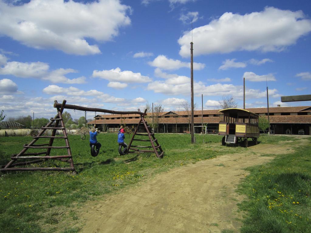 Готель Nyirfaliget Lovaskemping Es Turistahaz Ньїредьгаза Екстер'єр фото